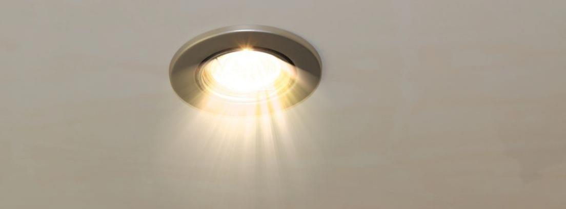 Foco halógeno siendo instalado en casa