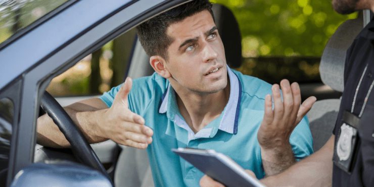 Persona frustrada intentando descargar permiso de circulación