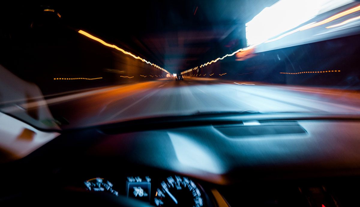 Coche detenido en medio de la carretera