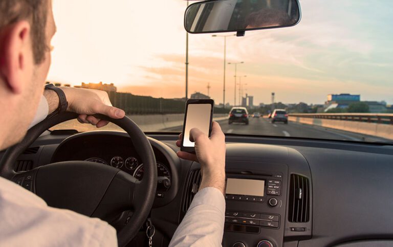 conductores distraidos en una autopista