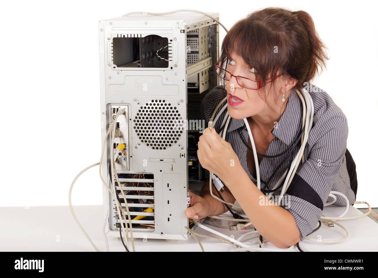 Persona revisando cables de conexión en PC