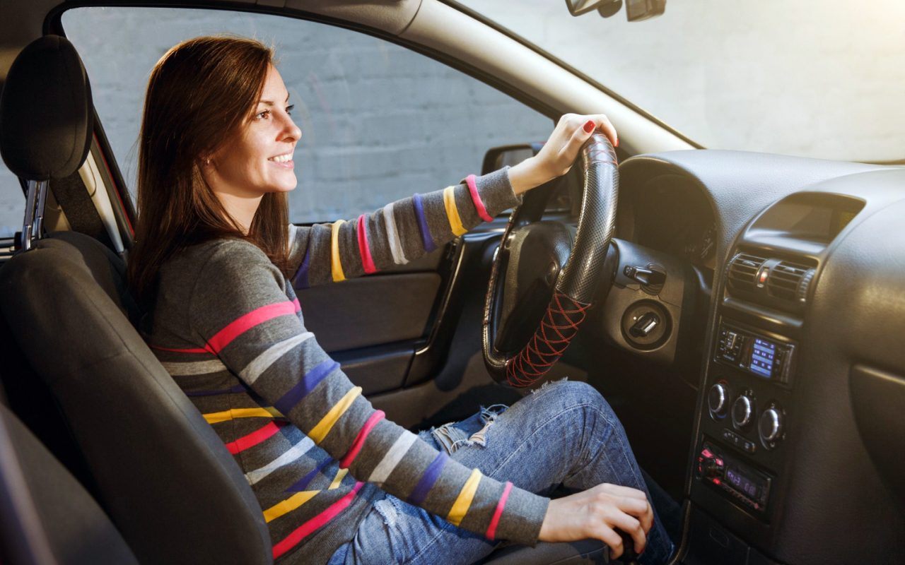 Cómo hacer los cambios de velocidad en un carro estándar 4 Conductora cambiando de velocidad en un auto