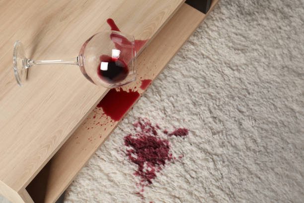 Mancha de vino tinto en alfombra beige