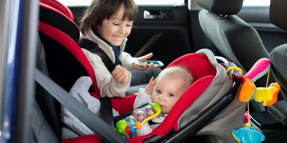 Asiento de coche instalado correctamente para bebé