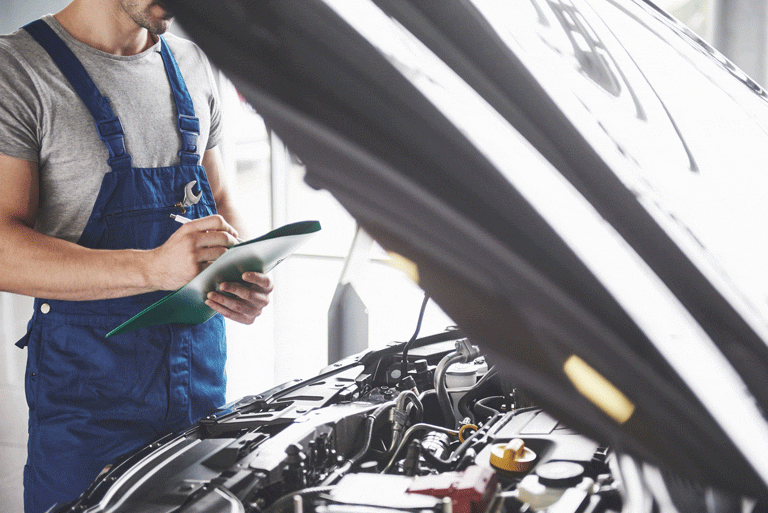 Coche acelerando con mecánico revisando motor