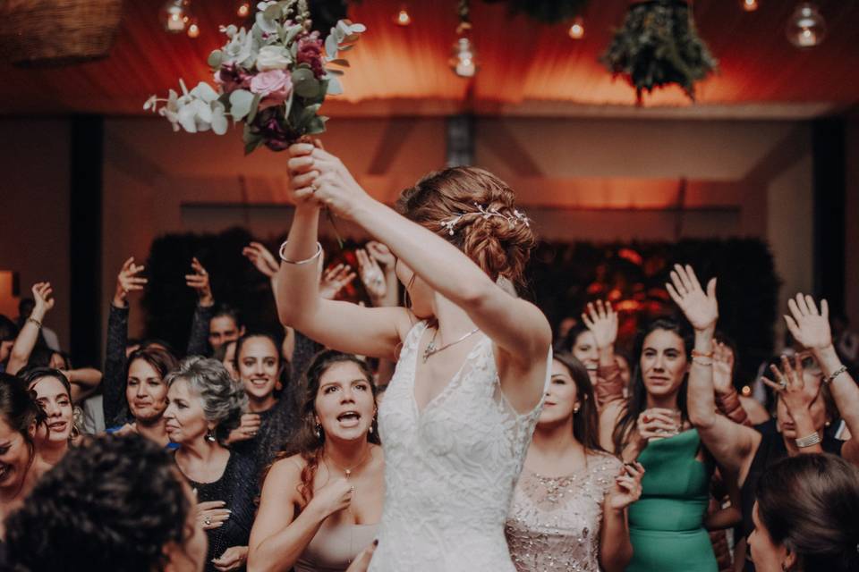 Novia lanzando ramo de flores en boda