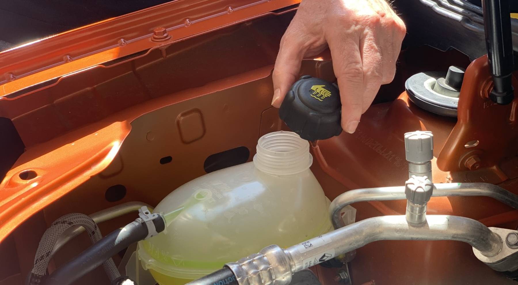Coche con anticongelante siendo revisado por mecánico