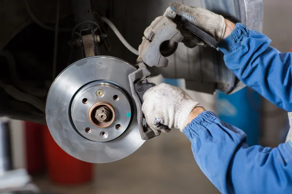 Frenos de un coche siendo reparados