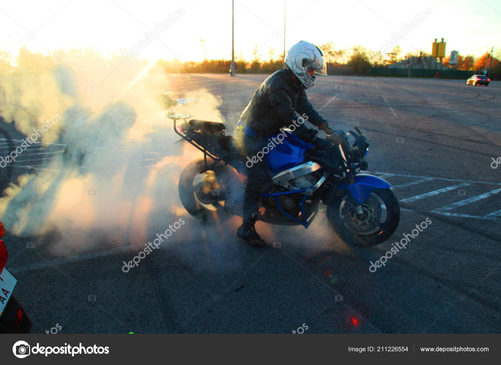Moto con humo de caucho quemado