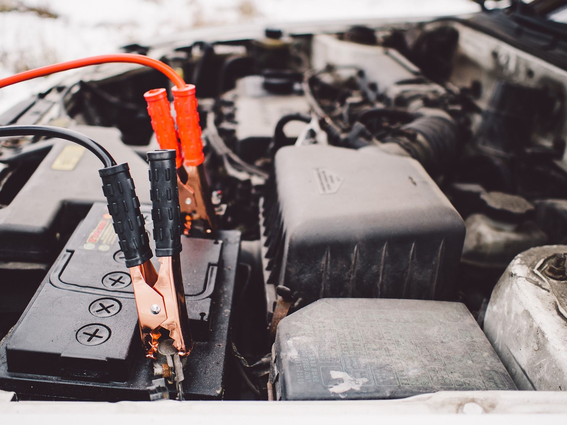 Batería de coche descargada en el invierno