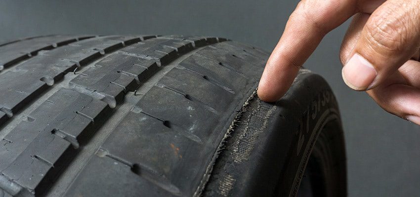 Llantas desgastadas de forma desigual en auto