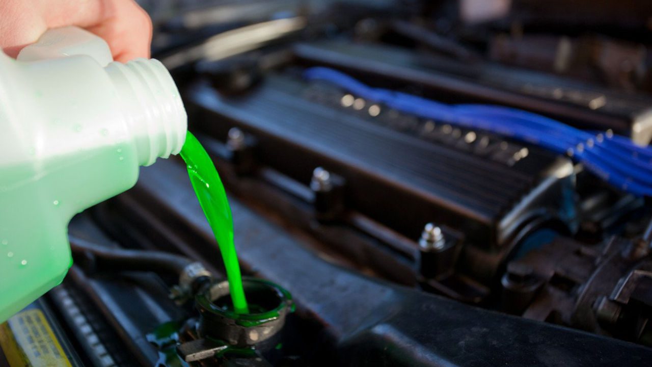 Motor de carro con anticongelante funcionando