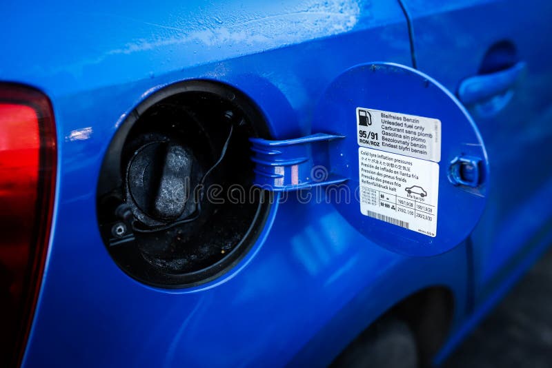 Vehículo con tapa de combustible cerrada