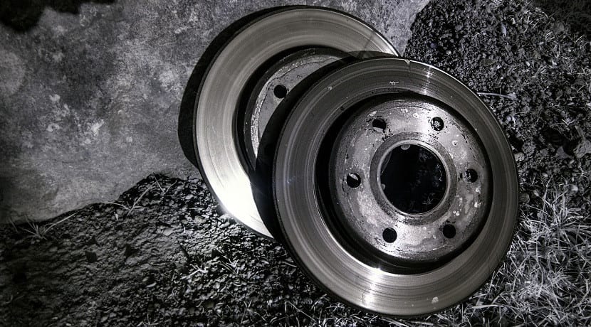 Neumáticos y suspensión en vibraciones al frenar