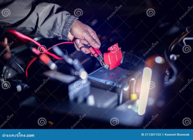 enfoque selectivo la mano mecanica es conectar el cable para preparar reemplazar bateria del coche entrega mantenimiento de 211301153