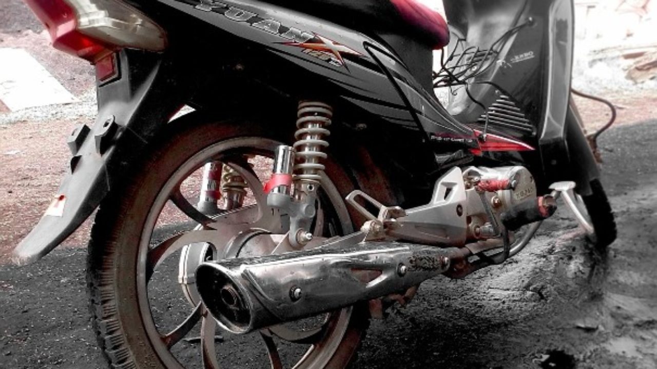 Motos con diferentes tipos de escapes instalados