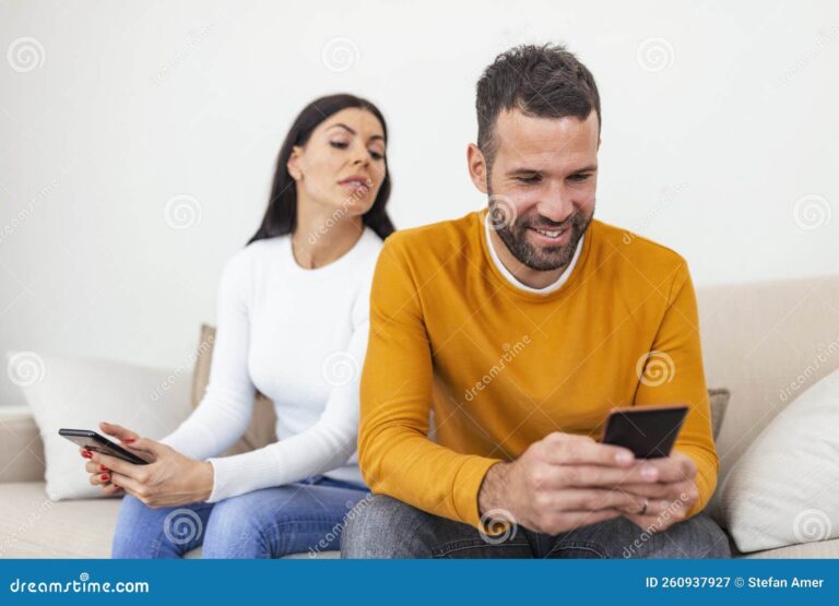 Qué significan los sueños de infidelidad 1 esposa loca celosa discutiendo con esposo obsesionado mensajes de texto telefonicos enganando novia desconfiada del celular 260937927