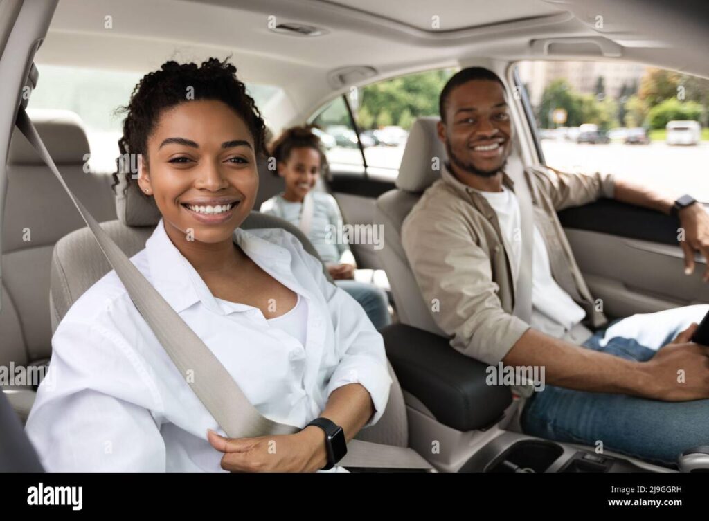 familia feliz en un coche seat