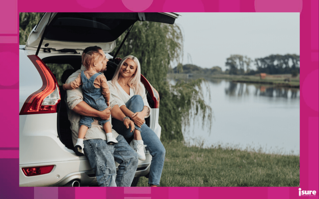 familia feliz en un suv moderno