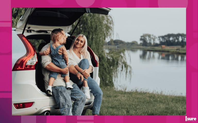 familia feliz en un suv moderno