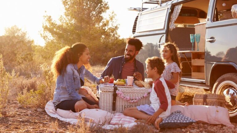 10 accesorios esenciales para viajar con niños en el coche 1 familia feliz viajando en coche con ninos