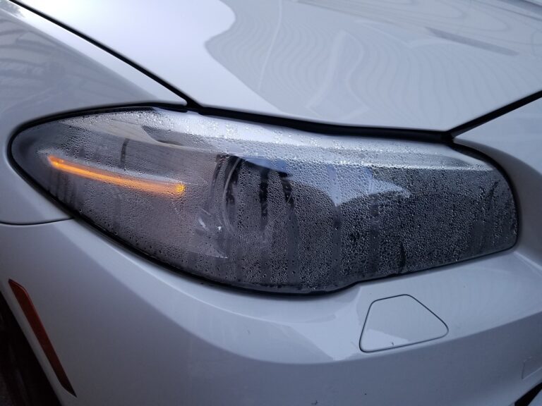 faros de coche con condensacion y gotas