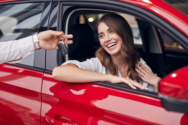 feliz joven recibiendo llaves coche nuevo 251859 2902