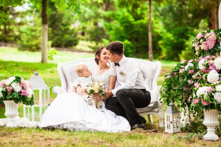 feliz pareja de bodas en la decoracion al aire libre novios felices y el sofa boda 252887481
