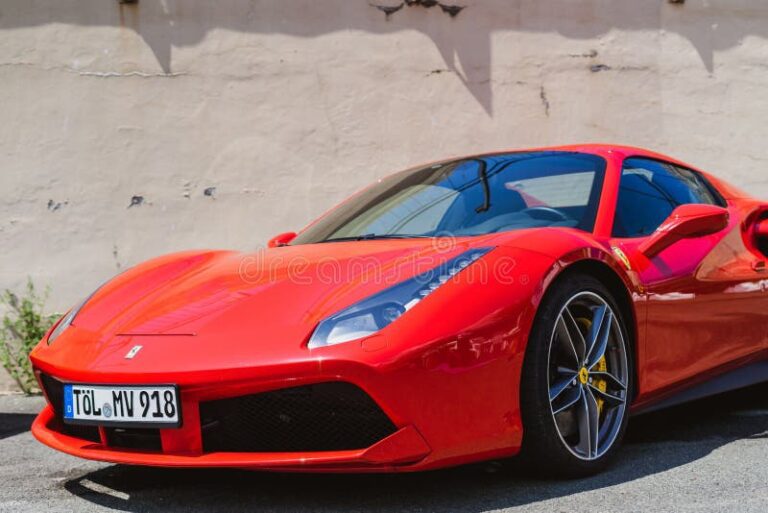 ferrari rojo brillante estacionado en auto deportivo callejero con placa de licencia alemana 194095902