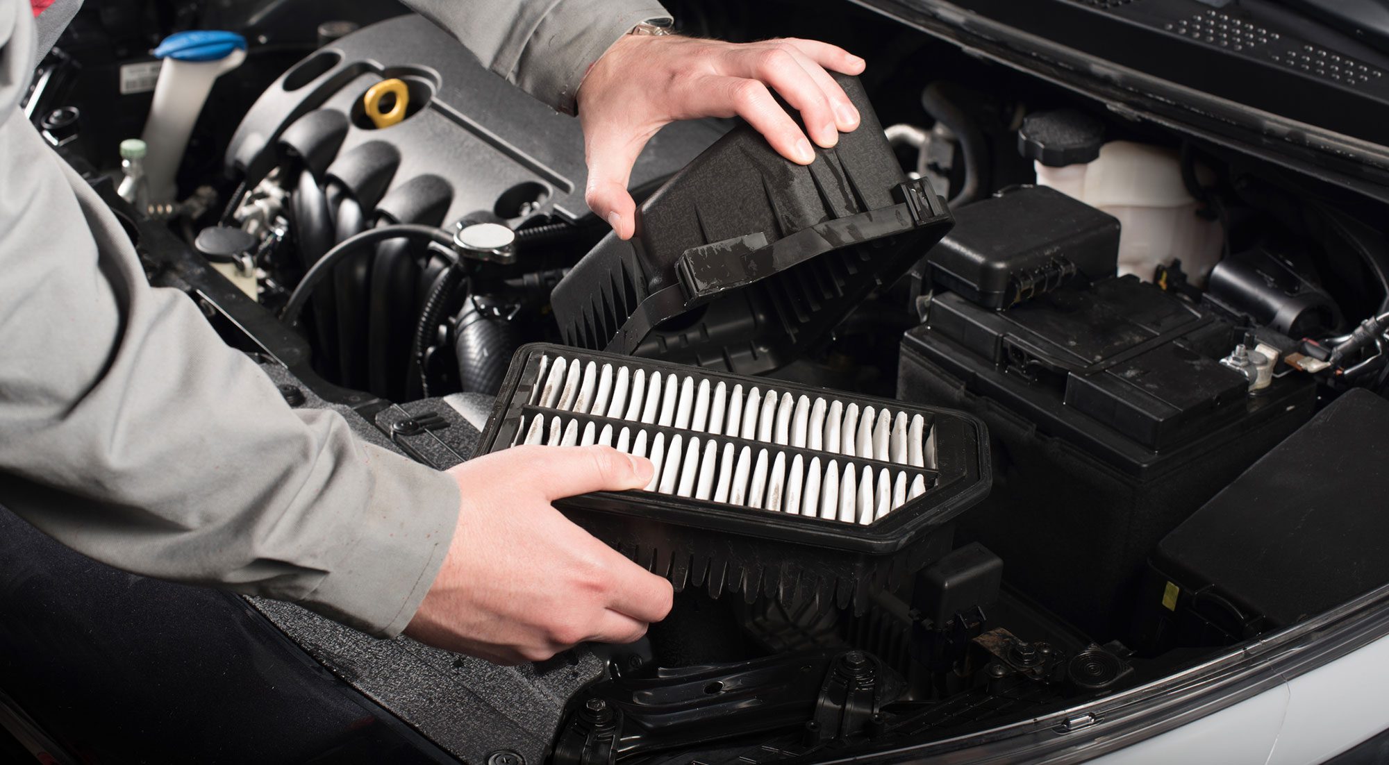 Cuándo acelero mi carro se escucha como un silbido 4 Motor de automóvil con filtro de aire
