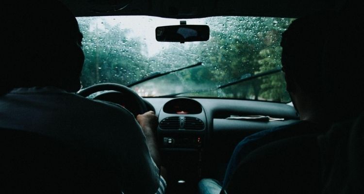 Seguridad al permanecer en el automóvil durante tormentas eléctricas 5 Persona dentro de un automóvil durante tormenta