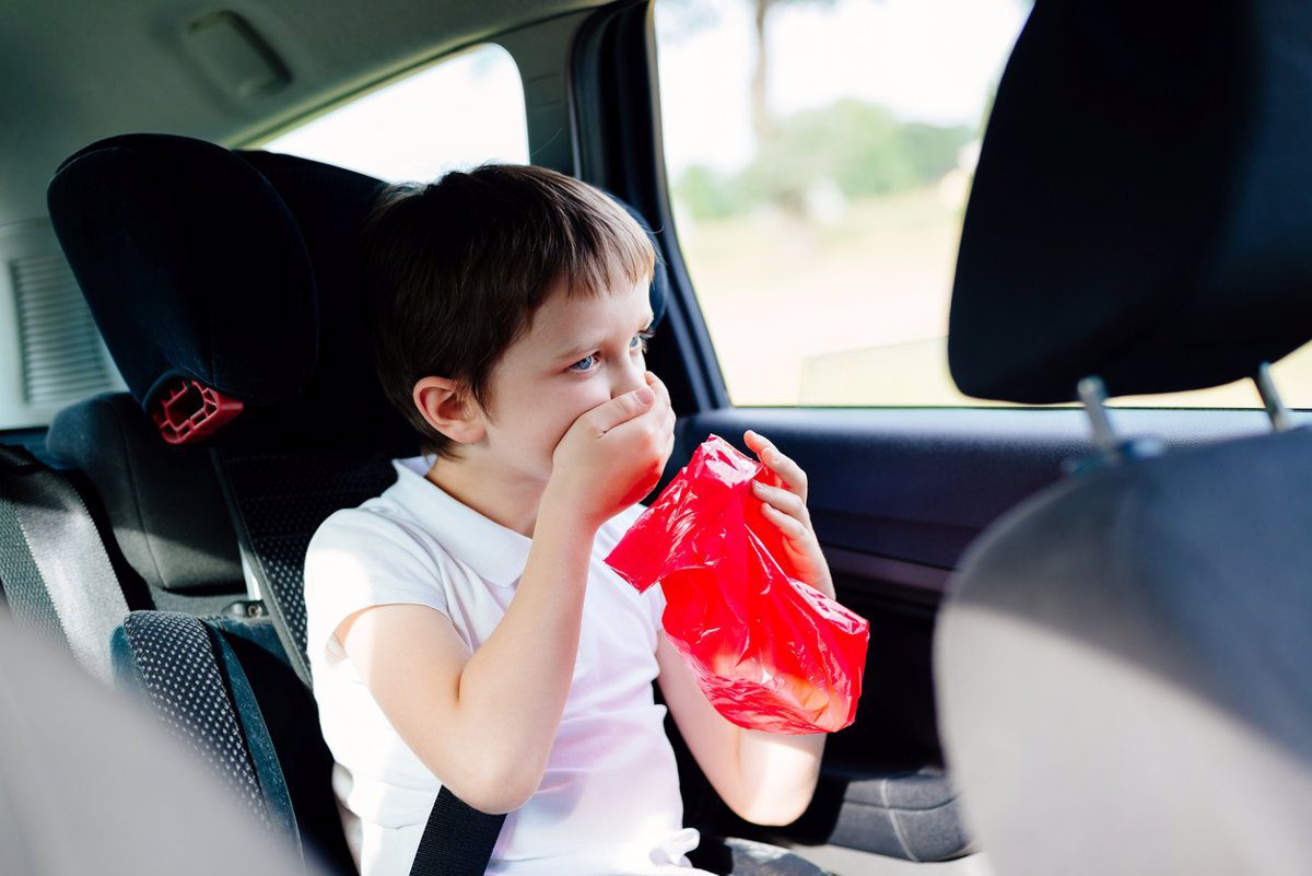 Niño mareado en coche durante viaje