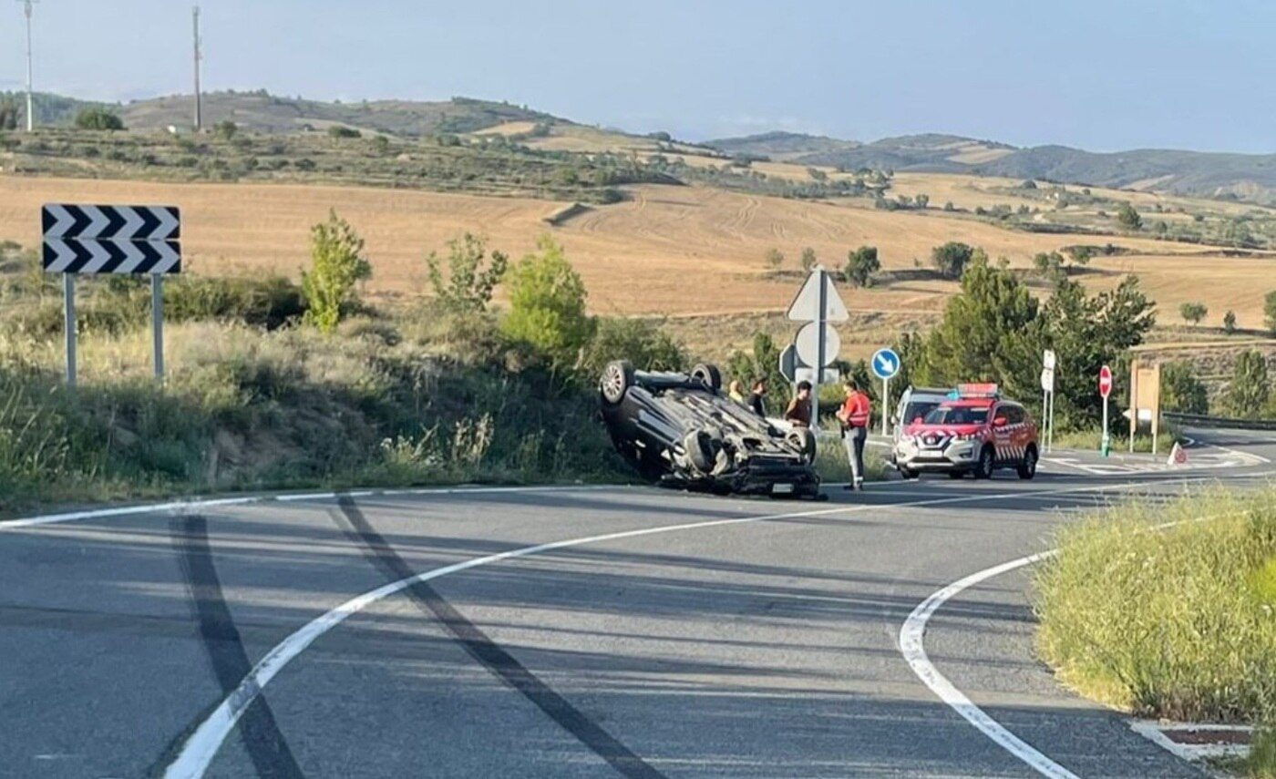 Coche frenando en carretera en curva