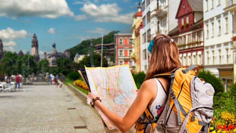 Cómo conocer gente mientras viajas solo: Consejos prácticos 1 gente viajas