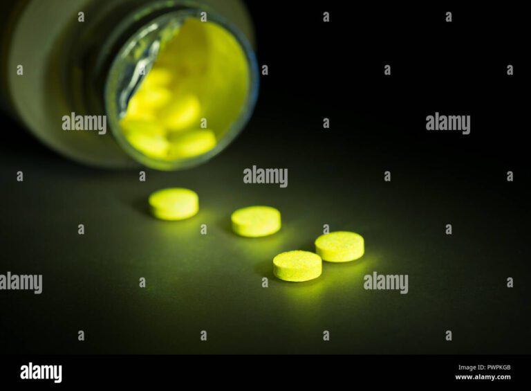 glowing vitamina del complejo b pastillas y tabletas fluorescentes luz amarilla visible tras haber sido expuestos a blacklight brillando en la oscuridad pwpkgb