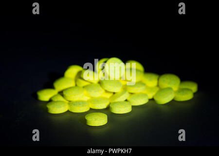 Pastilla de luz brillando en la oscuridad