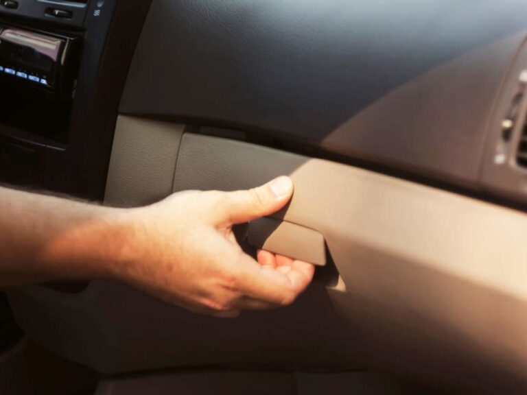 Que hay que llevar en la guantera del coche 1 guantera coche