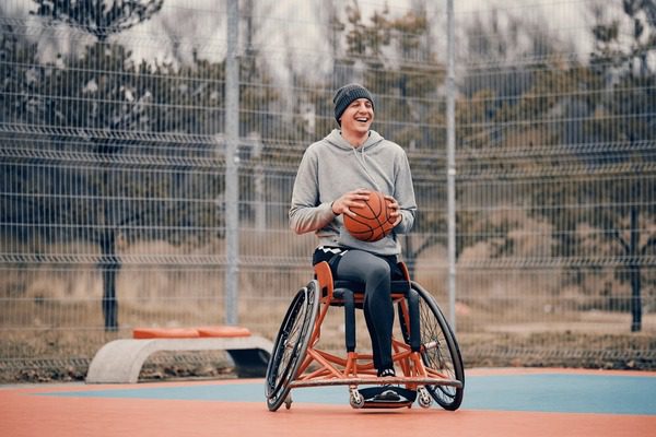 Persona en silla de ruedas al aire libre