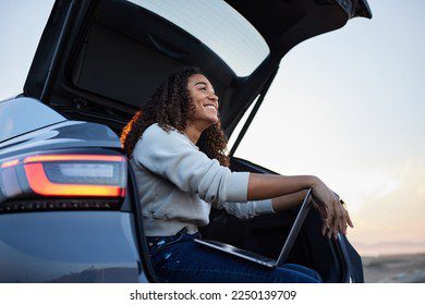 Personas felices junto a autos duraderos