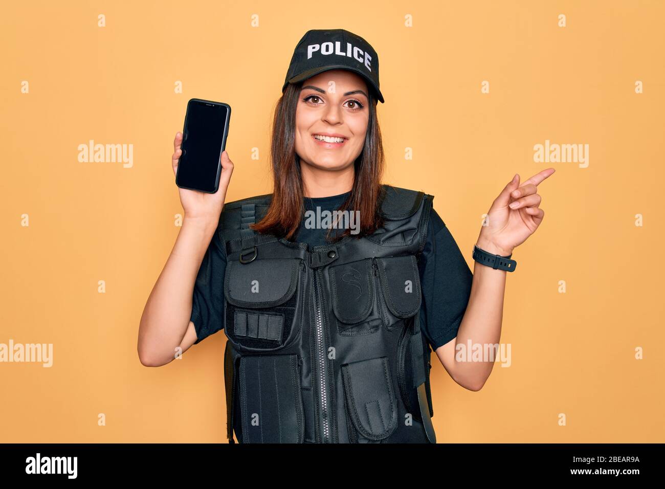 Manos sosteniendo teléfono con la policía