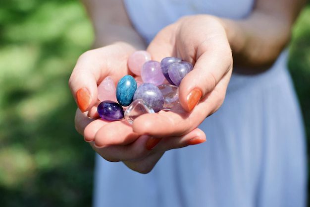 hermosas piedras semipreciosas manos femeninas mujer sostiene cristales cuarzo rosa amatista sus manos piedras magicas meditacion 319809 964