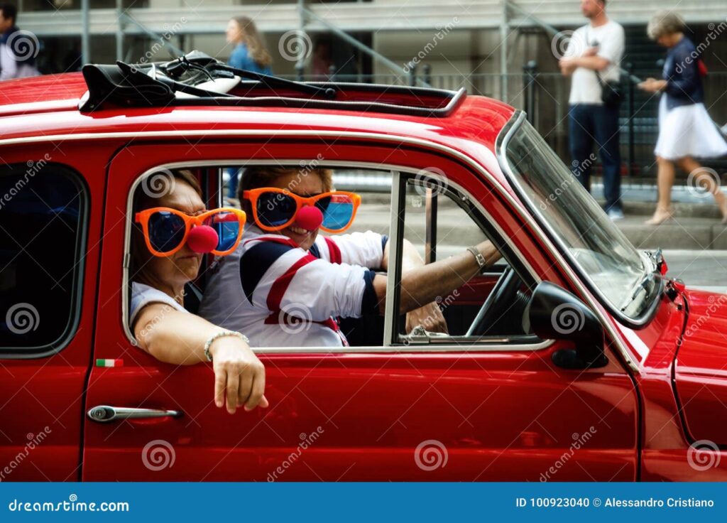hombre feliz conduciendo un coche fiat