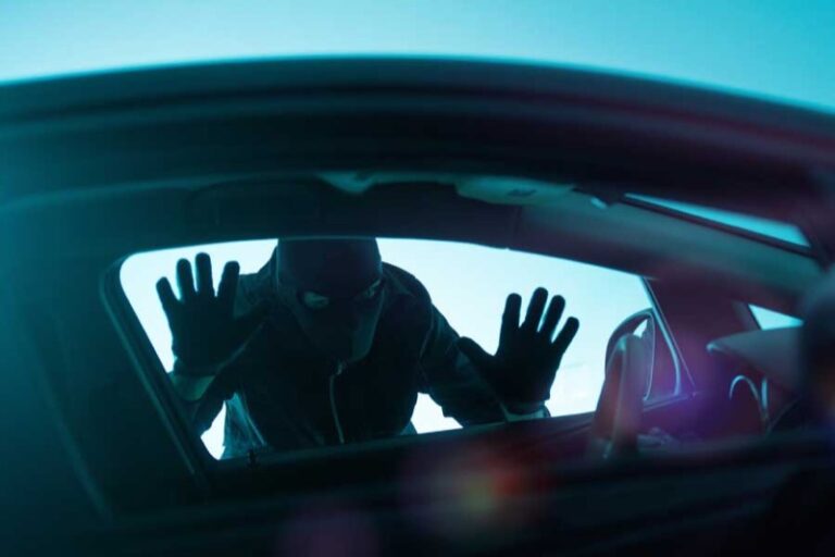 hombre instalando sistema de seguridad en coche