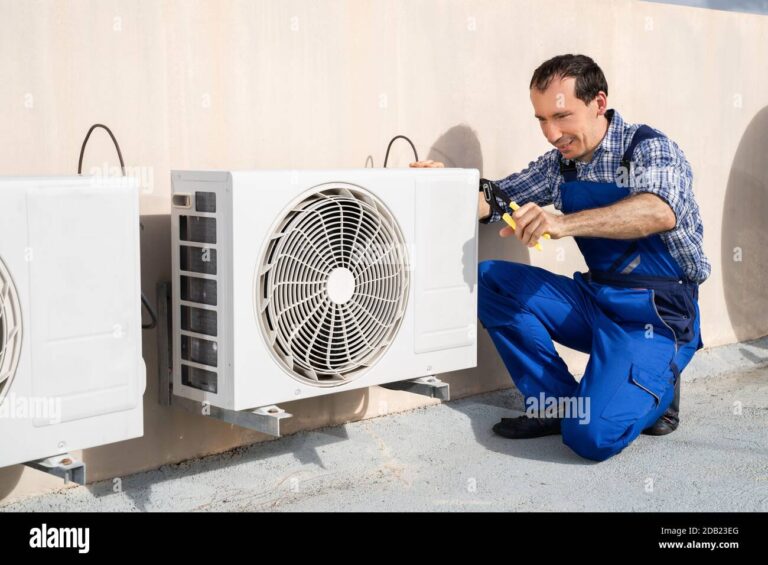 Guía para reparar el sistema de climatización de tu coche 1 hombre reparando el sistema de climatizacion