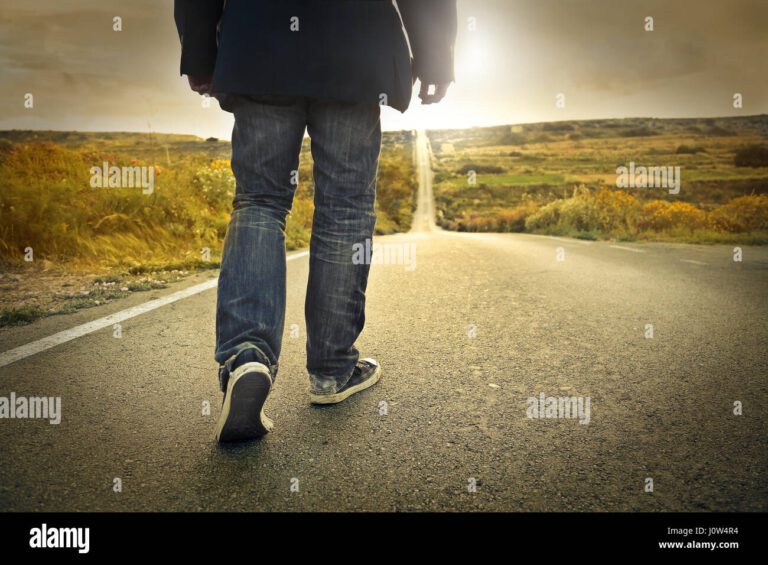 hombre solitario caminando por la carretera j0w4r4