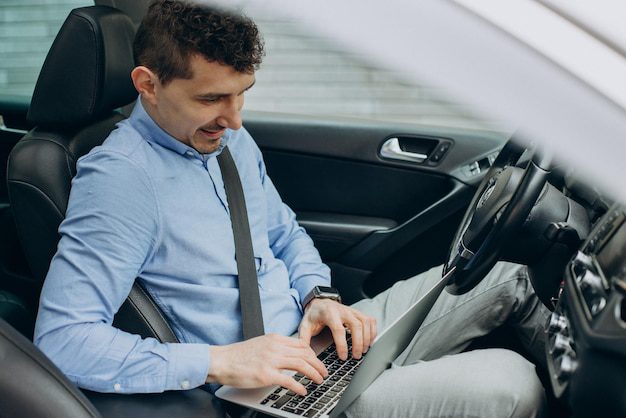 hombre trabajando laptop dentro su auto 1303 31547