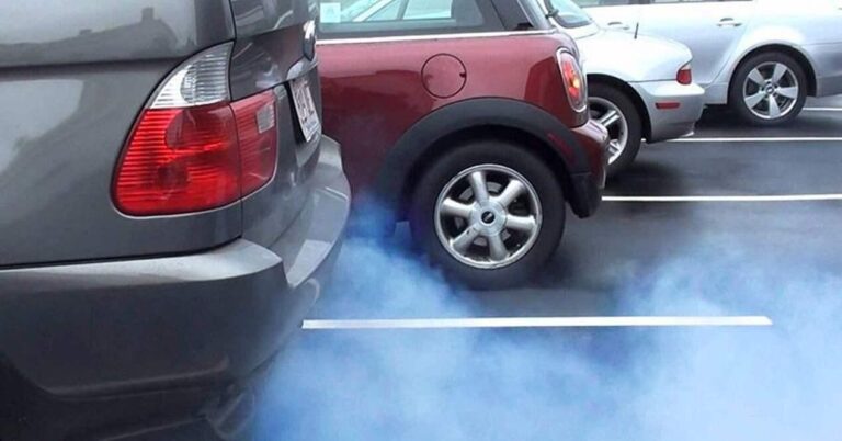 humo azul coche por que
