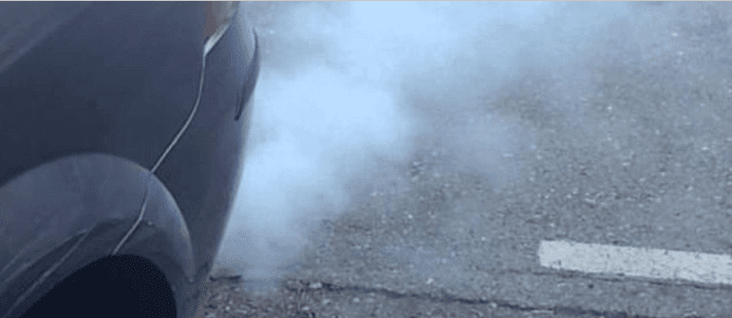 Motor con humo azul saliendo del escape
