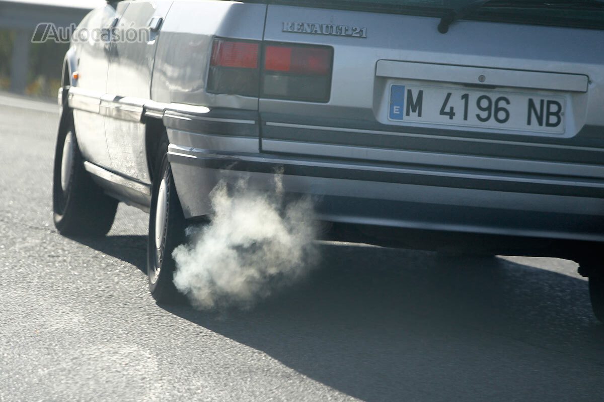 Motor con humo saliendo del escape