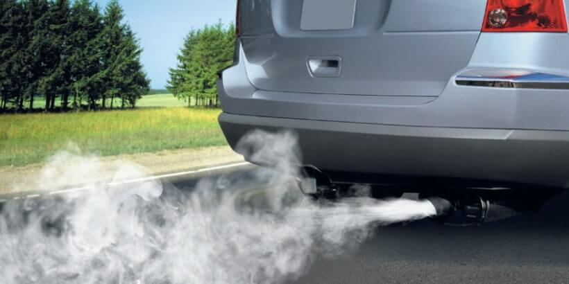 Humo blanco saliendo del escape del coche